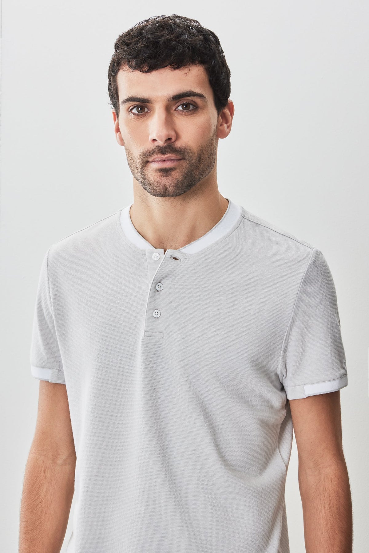 T-Shirt henley pour homme par Robert Barakett | RB51166 Tessio Gris Clair | Boutique Vvög, vêtements mode pour homme et femme