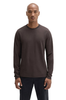 Vue de face d’un T-Shirt à manches longues brun foncé texturé, avec poignets côtelés pour homme par Robert Barakett