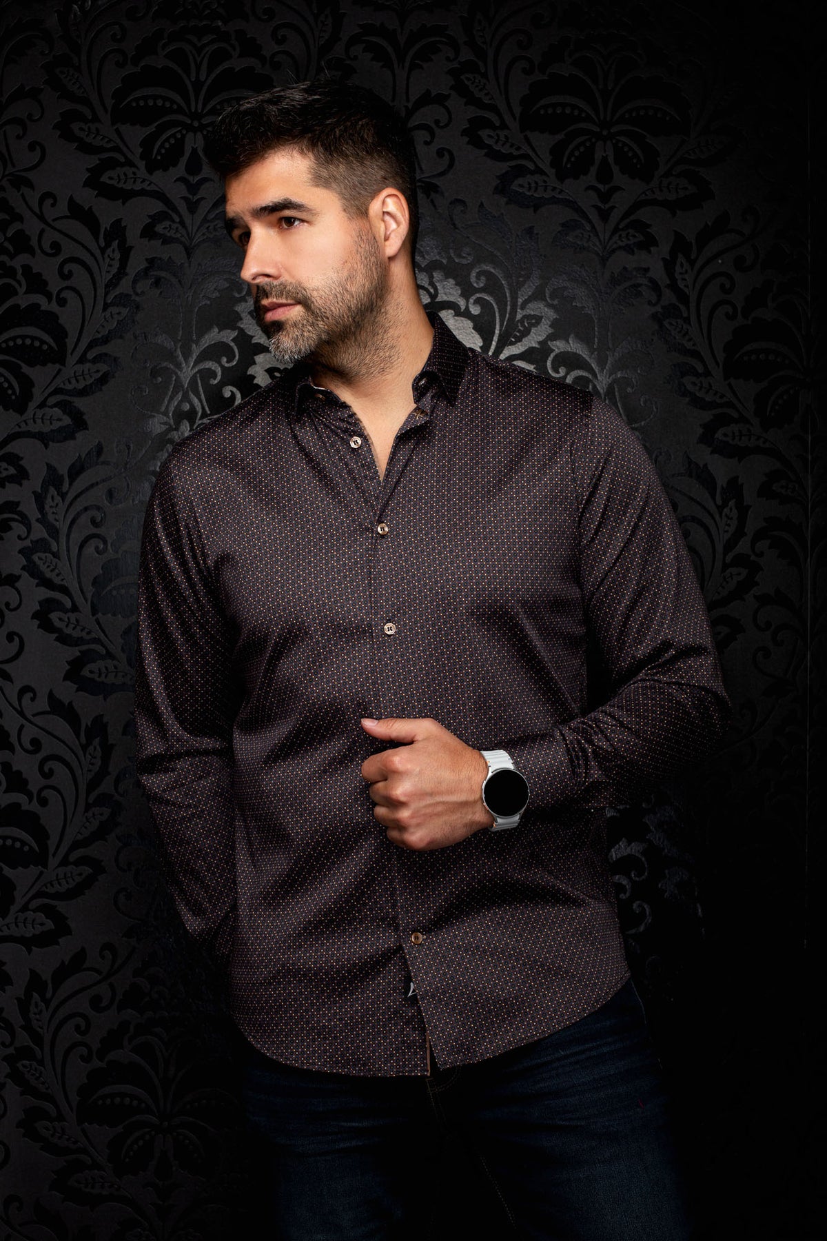 Chemise noire à manches longues et micro motif géométrique, vue de face du col à l’ourlet pour homme par Au Noir