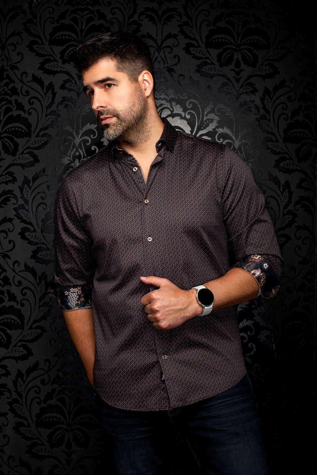 Chemise noire boutonnée à micro motif géométrique, vue de face avec poignets floraux roulés pour homme par Au Noir