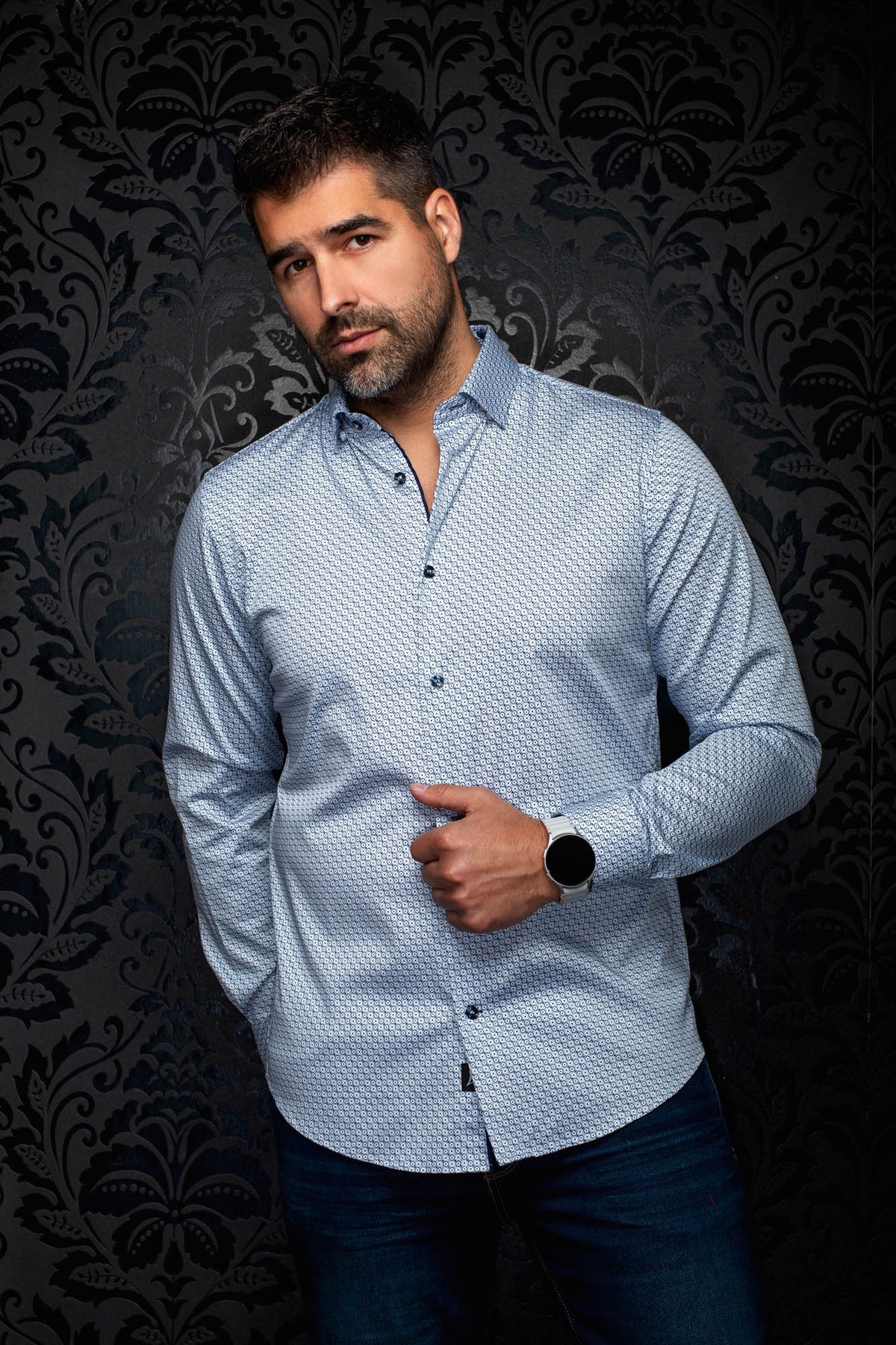 Chemise boutonnée bleu pâle à motif géométrique, col ouvert et ourlet courbé pour homme par Au Noir, vue de face