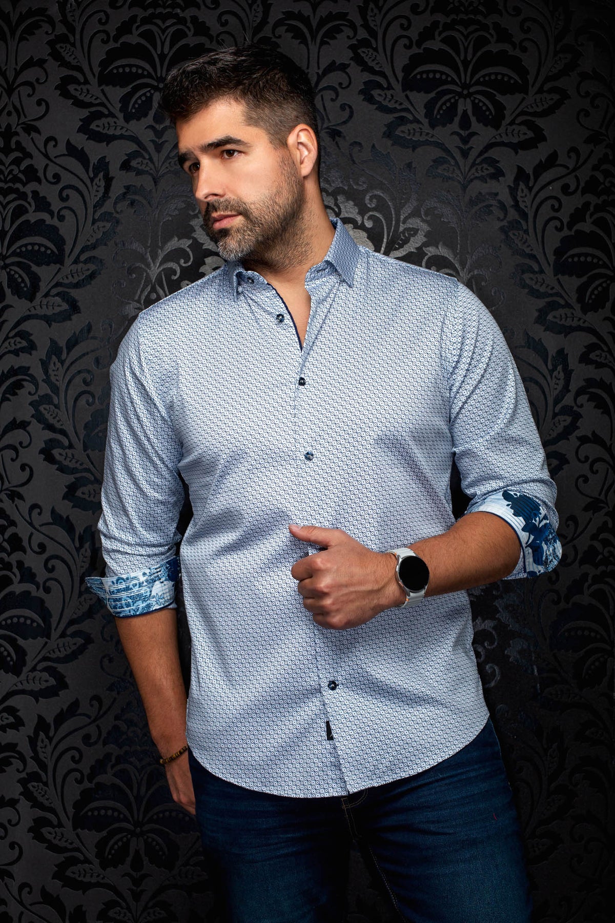 Chemise boutonnée bleu pâle à motif géométrique, poignets roulés à contraste bleu foncé pour homme par Au Noir, vue de cote
