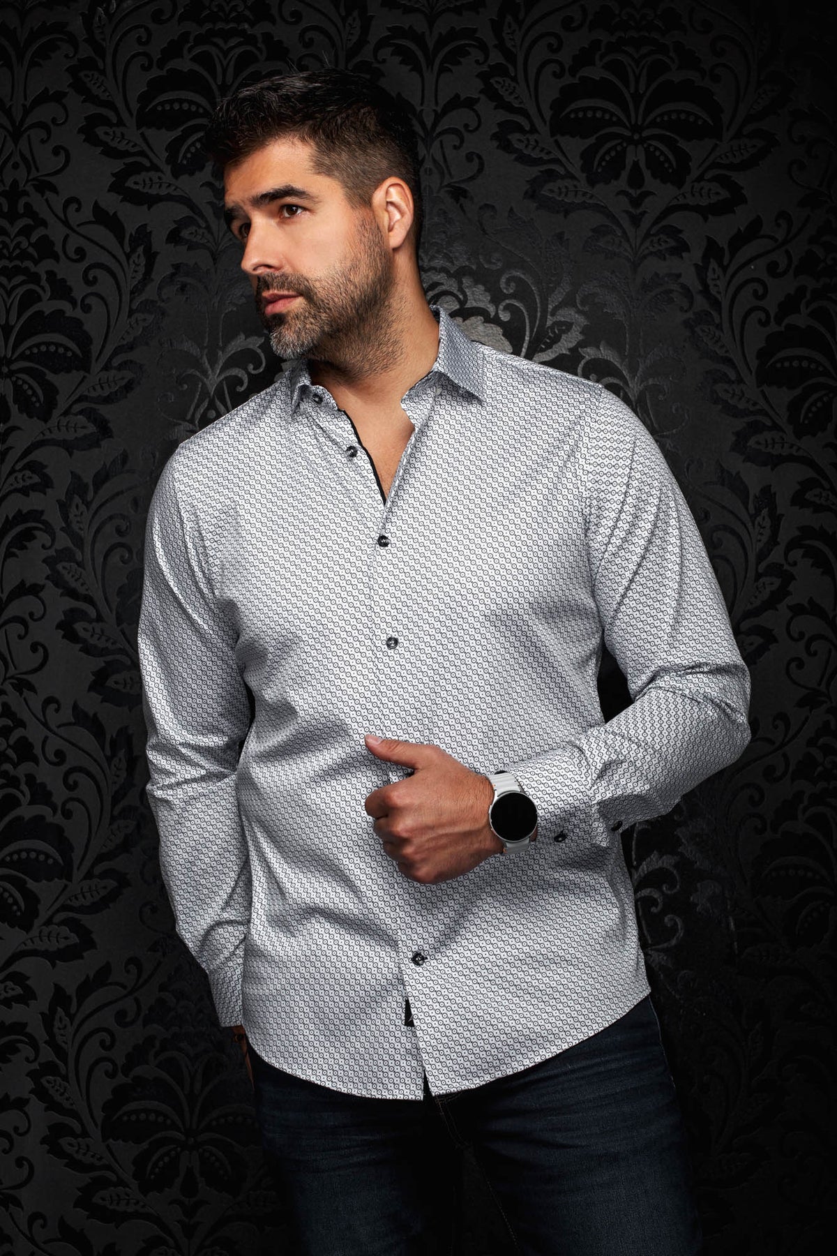 Chemise blanche à motif, col pointu, boutons noirs et manches longues pour homme par Au Noir, vue de face