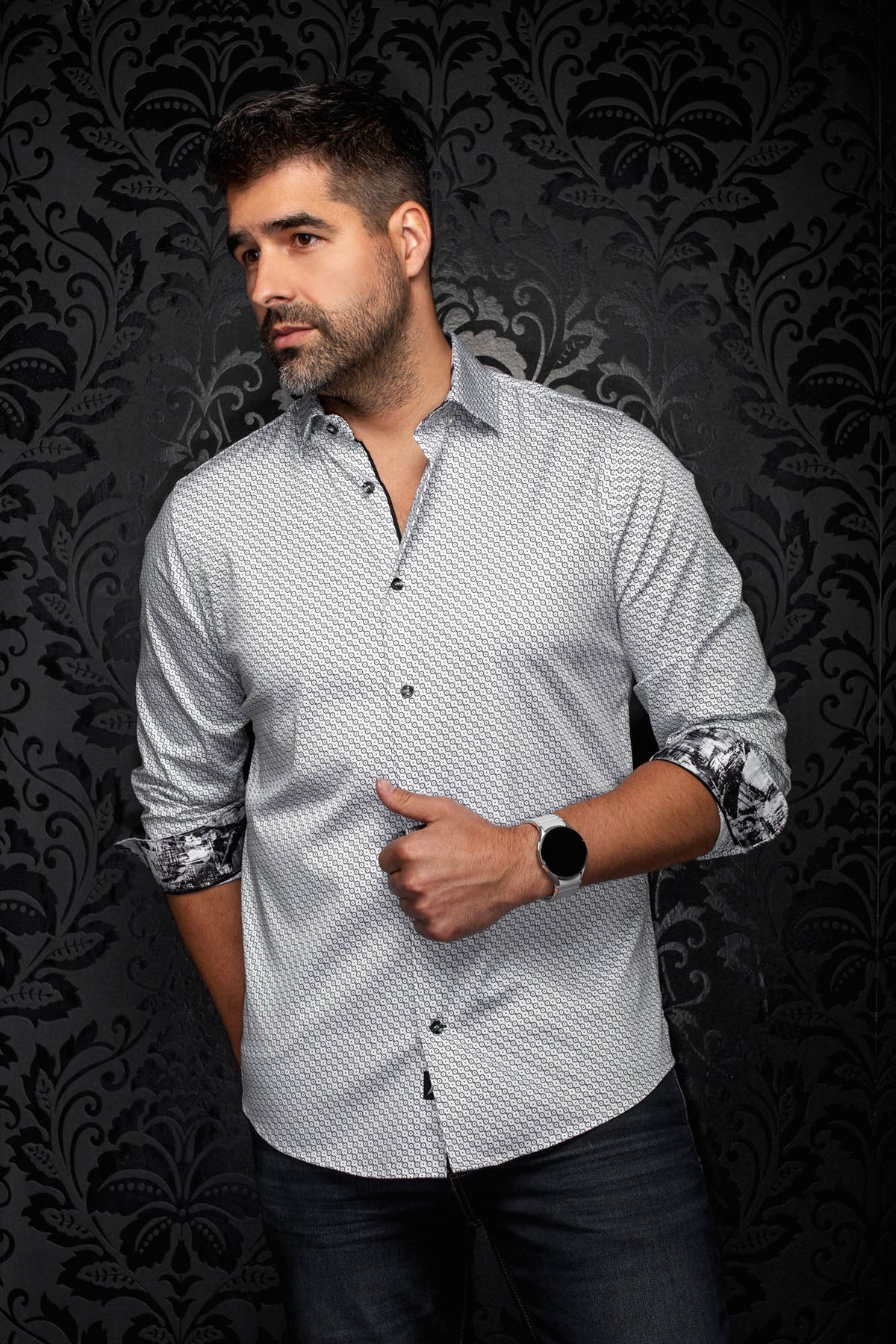 Chemise blanche à motif, poignets roulés avec imprimé contrastant pour homme par Au Noir, vue en angle