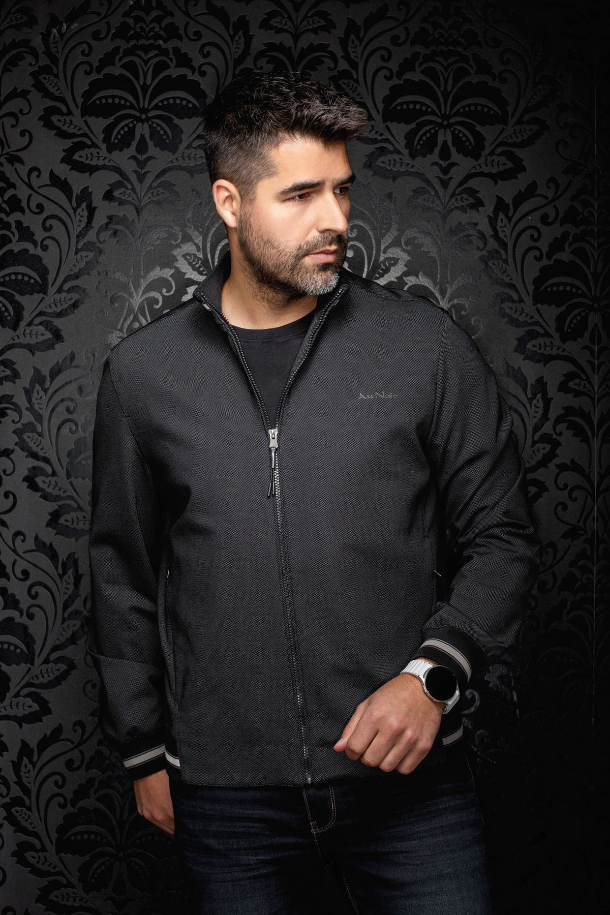 Sur mannequin de face, le coupe-vent mi-saison style bomber noir pour homme par Au Noir