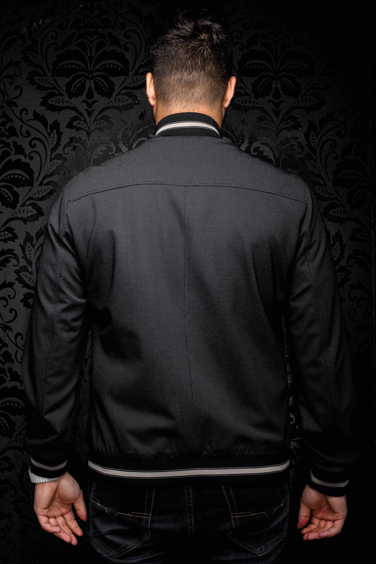 Sur mannequin de dos, le coupe-vent mi-saison style bomber noir pour homme par Au Noir