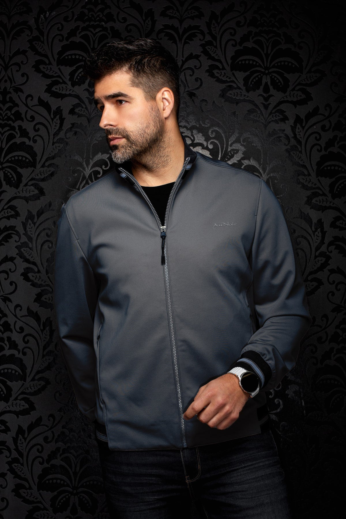 Sur mannequin de face, le coupe-vent mi-saison style bomber noir pour homme par Au Noir