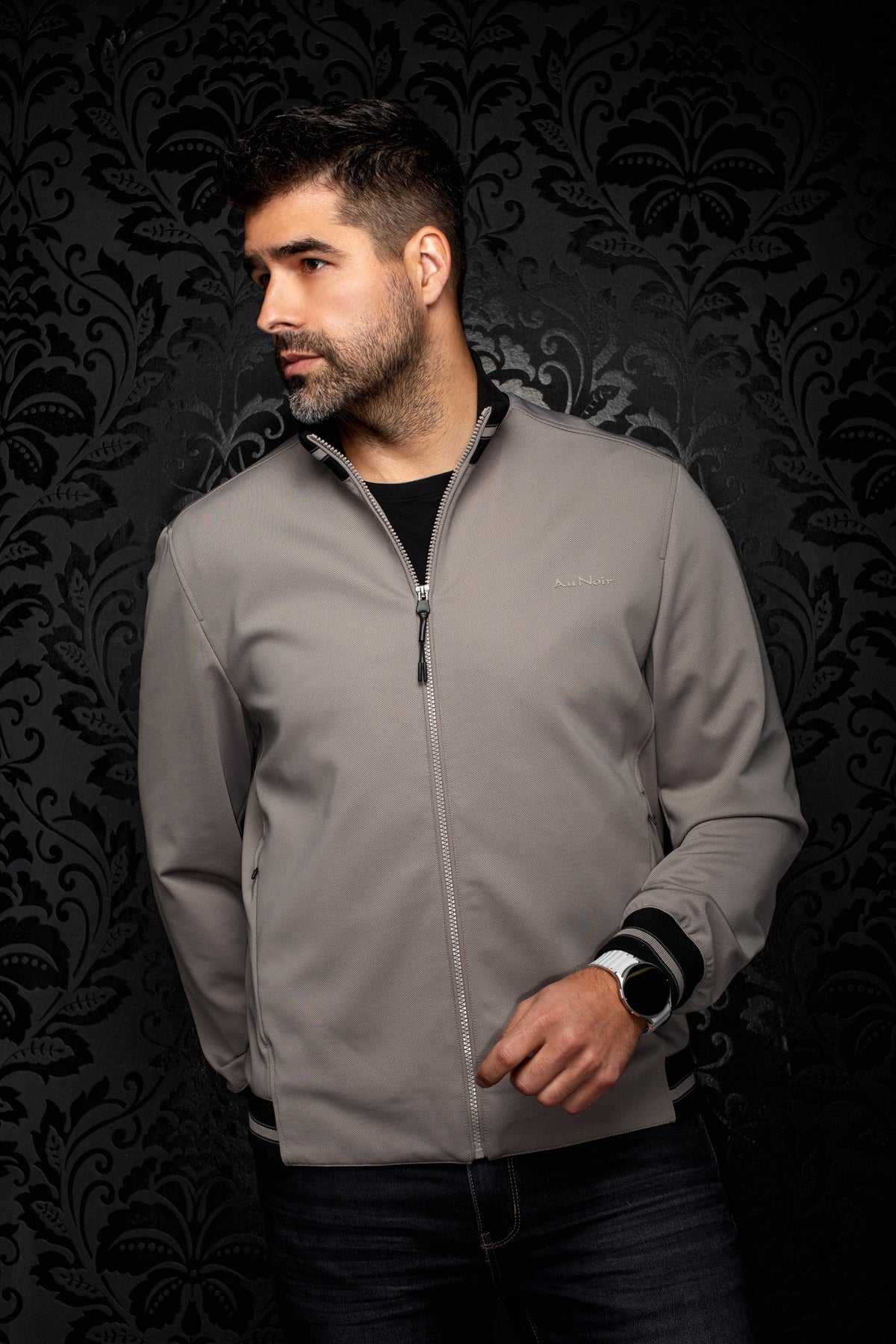 Coupe-vent mi-saison style bomber bomber grise zippé avec bordures côtelées noires pour homme par Au Noir, vue de face