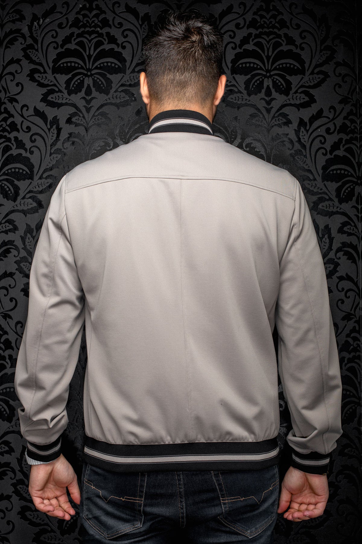 Coupe-vent mi-saison style bomber bomber grise avec col et poignets pour homme par Au Noir, vue de dos