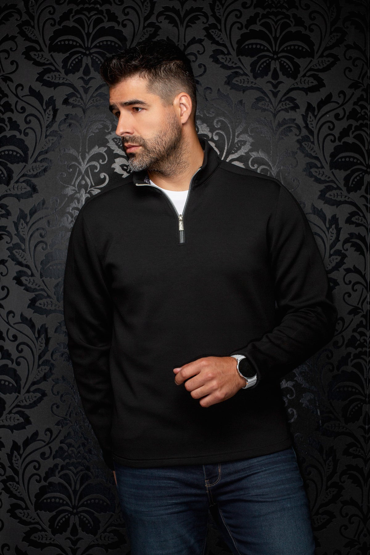 Vue de face de la veste sport noir à manches longues, ourlet droit, col montant et demi-glissière pour homme par Au Noir