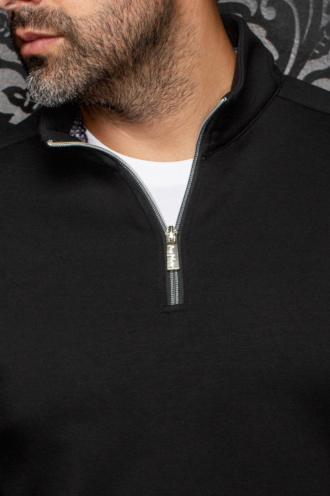 Gros plan de la veste sport noir à demi-glissière, garniture intérieure à motif et col montant pour homme par Au Noir