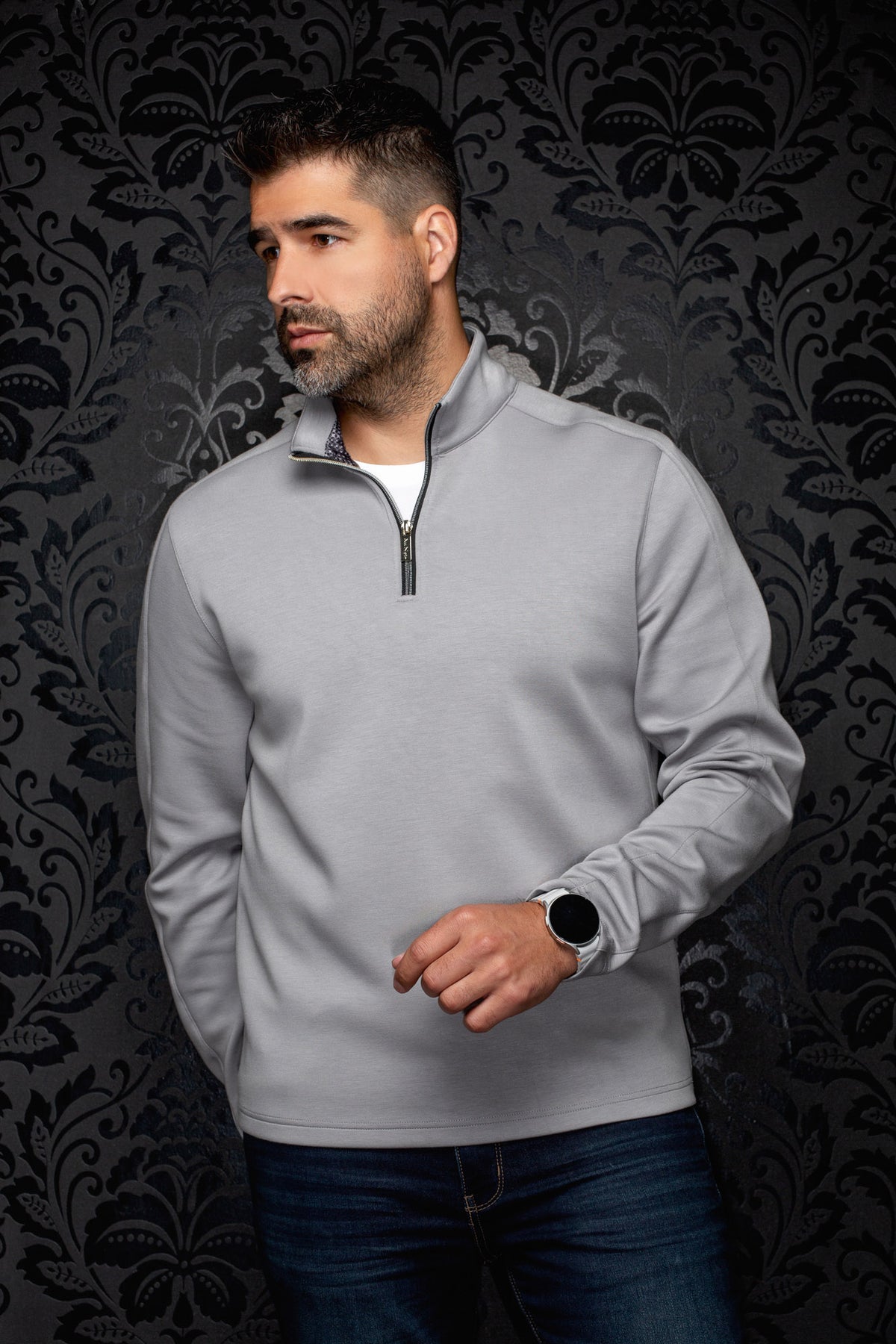 Sur mannequin de face, la veste sport quart de fermeture éclair grise pâle à col montant pour homme par Au Noir