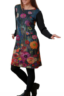 Robe manches longues bleue sarcelle foncé à fleurs, manches noires pour femme par Rien ne se perd, tout se crée, vue de face