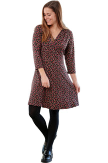 Robe noire à petites fleurs rouges et roses, vue de face, manches trois quarts pour femme par Rien ne se perd, tout se crée