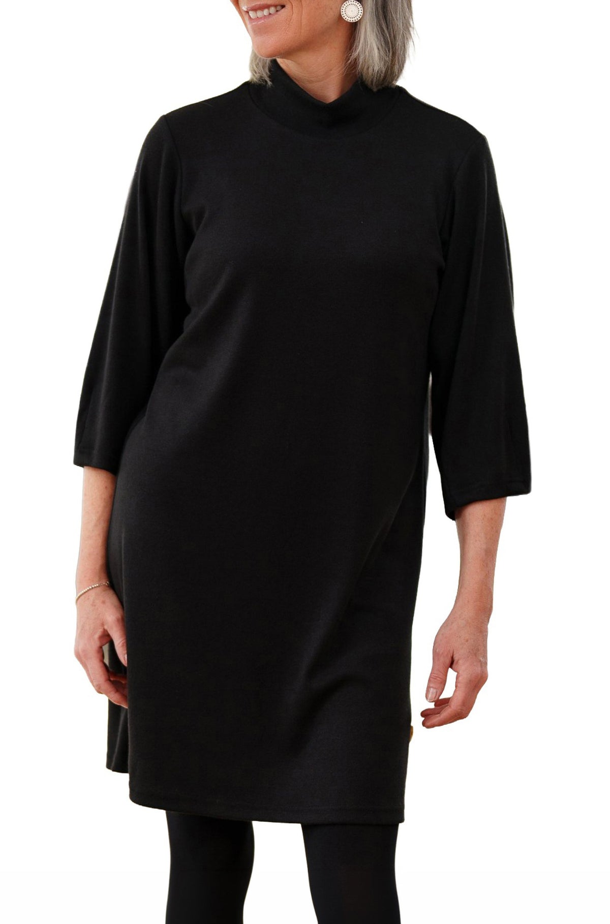 Robe noire à col montant, manches trois quarts pour femme par Rien ne se perd, tout se crée, vue de face