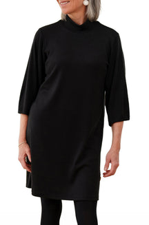 Robe noire à col montant, manches trois quarts pour femme par Rien ne se perd, tout se crée, vue de face
