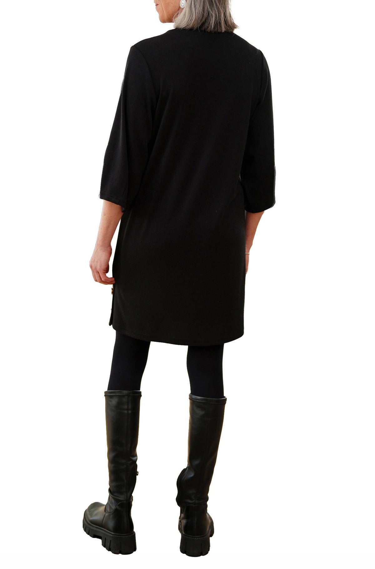Robe noire à col montant, manches trois quarts pour femme par Rien ne se perd, tout se crée, vue de dos
