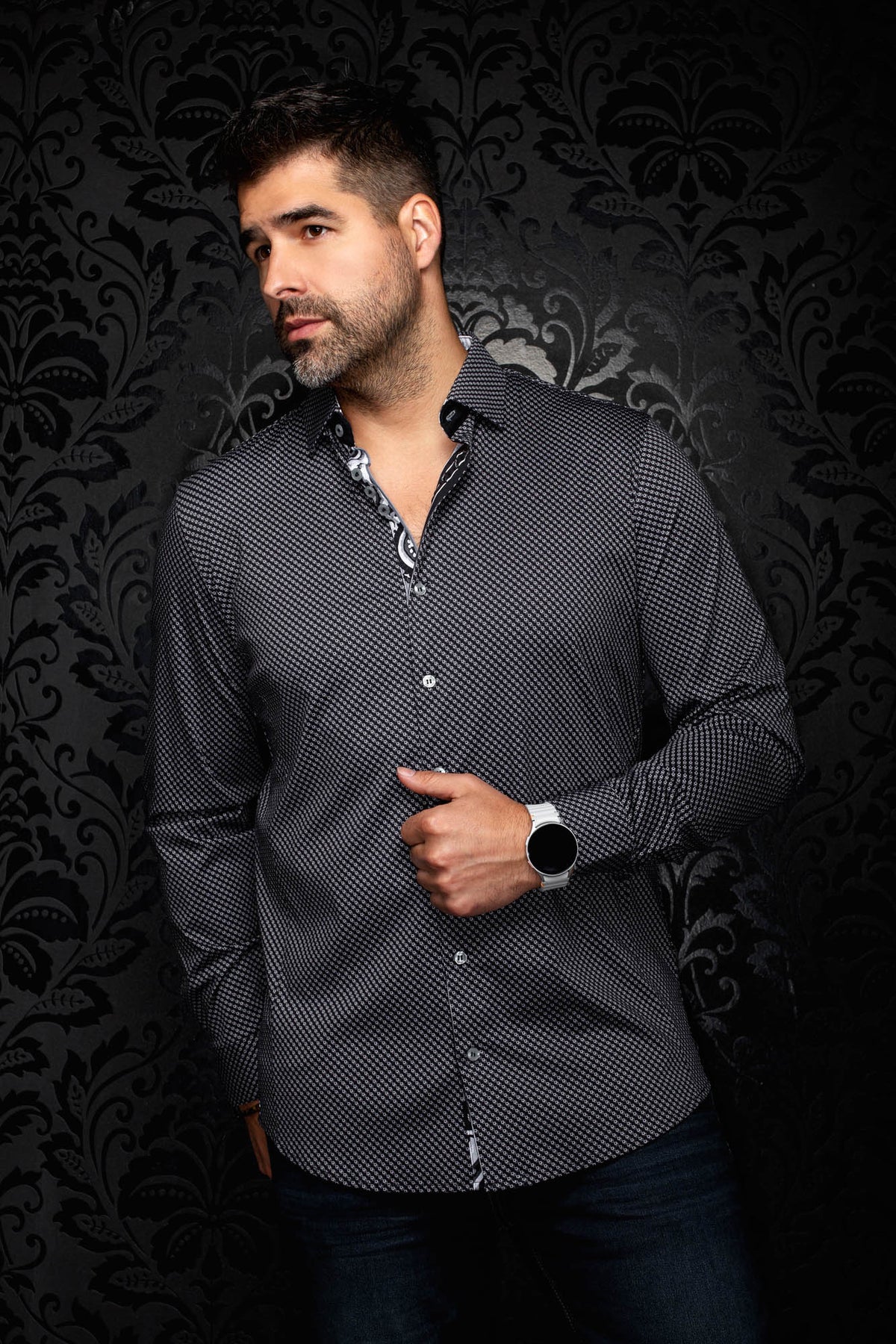 Chemise noire à motif géométrique et patte intérieure contrastée pour homme par Au Noir, vue avant en angle
