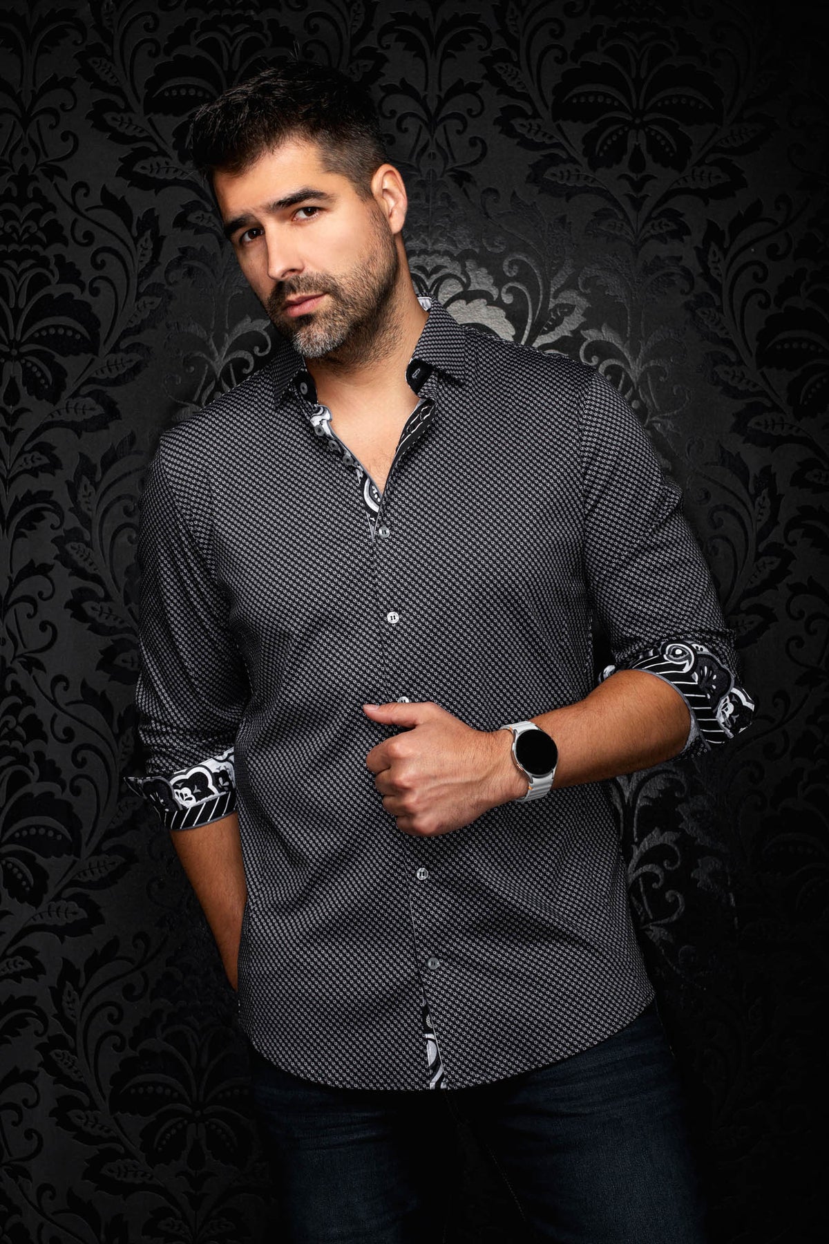 Vue de face d’une chemise noire à motif géométrique avec poignets floraux contrastés roulés pour homme par Au Noir