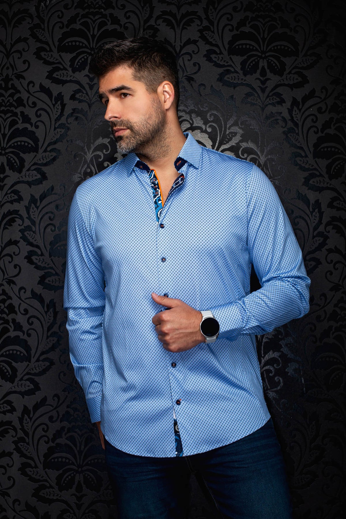 Chemise boutonnée bleu pâle à micro motif avec garniture intérieure marine pour homme par Au Noir, vue de face