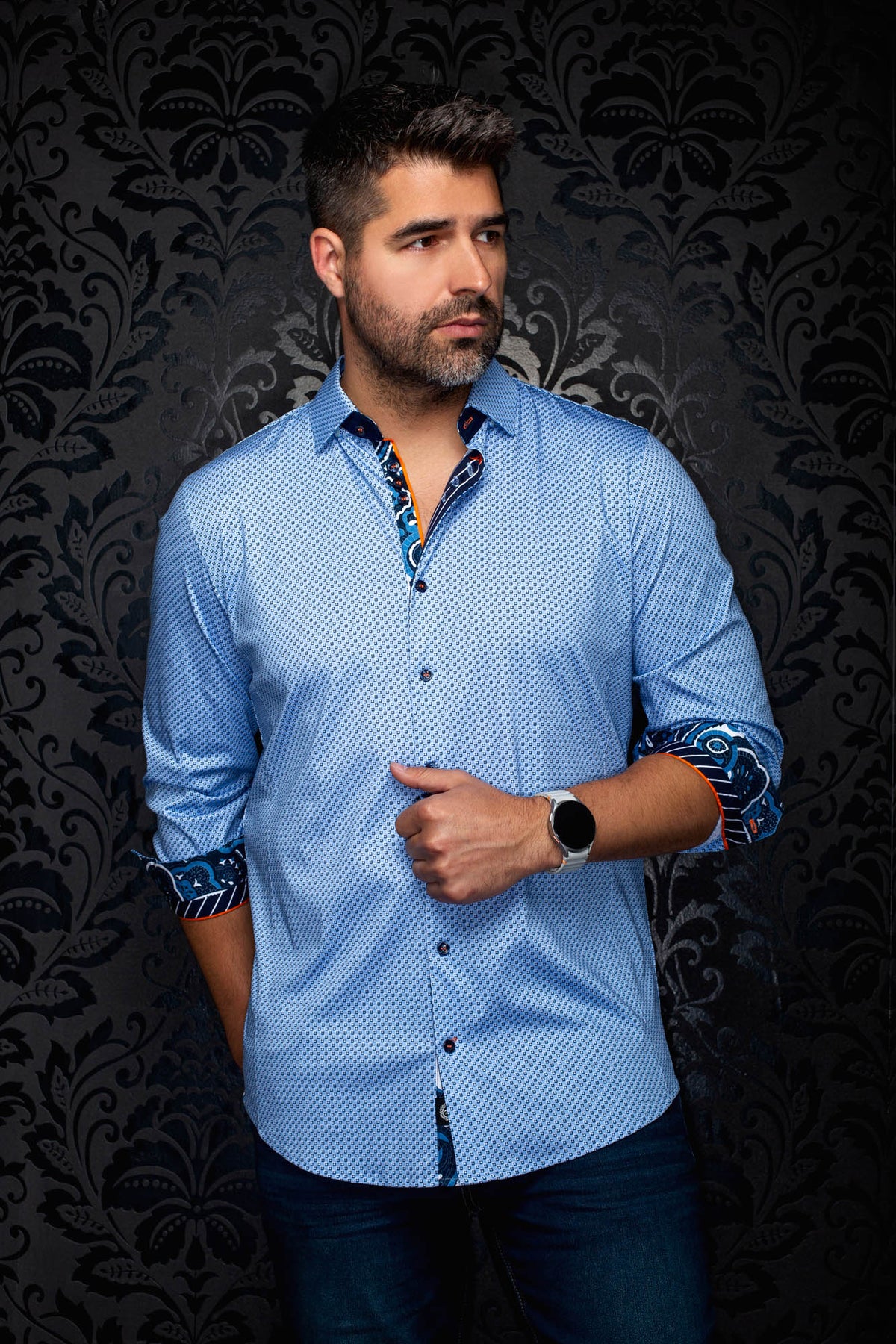 Chemise boutonnée bleu pâle à motif, vue de face avec garniture marine et poignets roulés pour homme par Au Noir