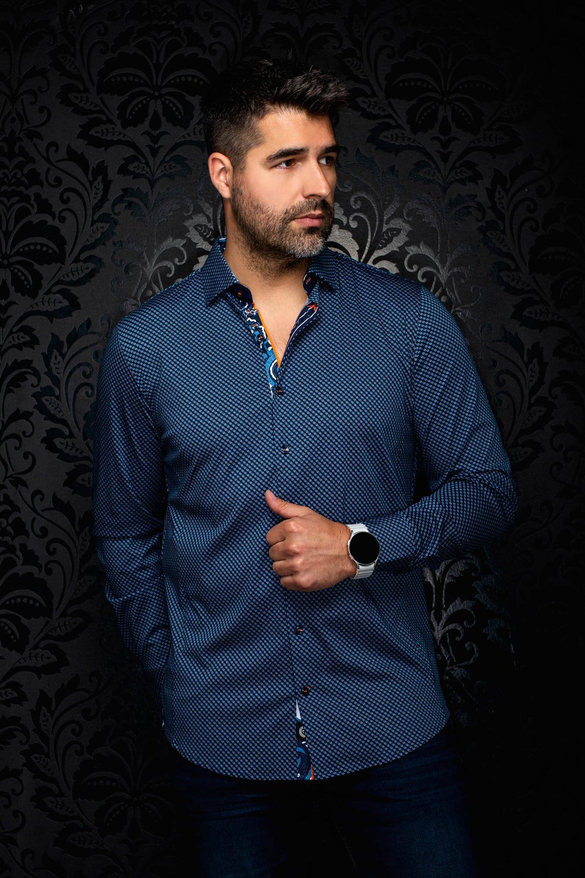 Vue de face d’une chemise bleu marine à manches longues, patte contrastante et micro motif pour homme par Au Noir