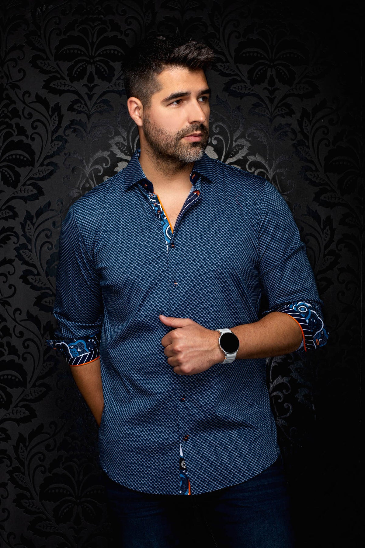 Chemise bleu marine à motif, poignets roulés contrastants pour homme par Au Noir, vue avant en angle