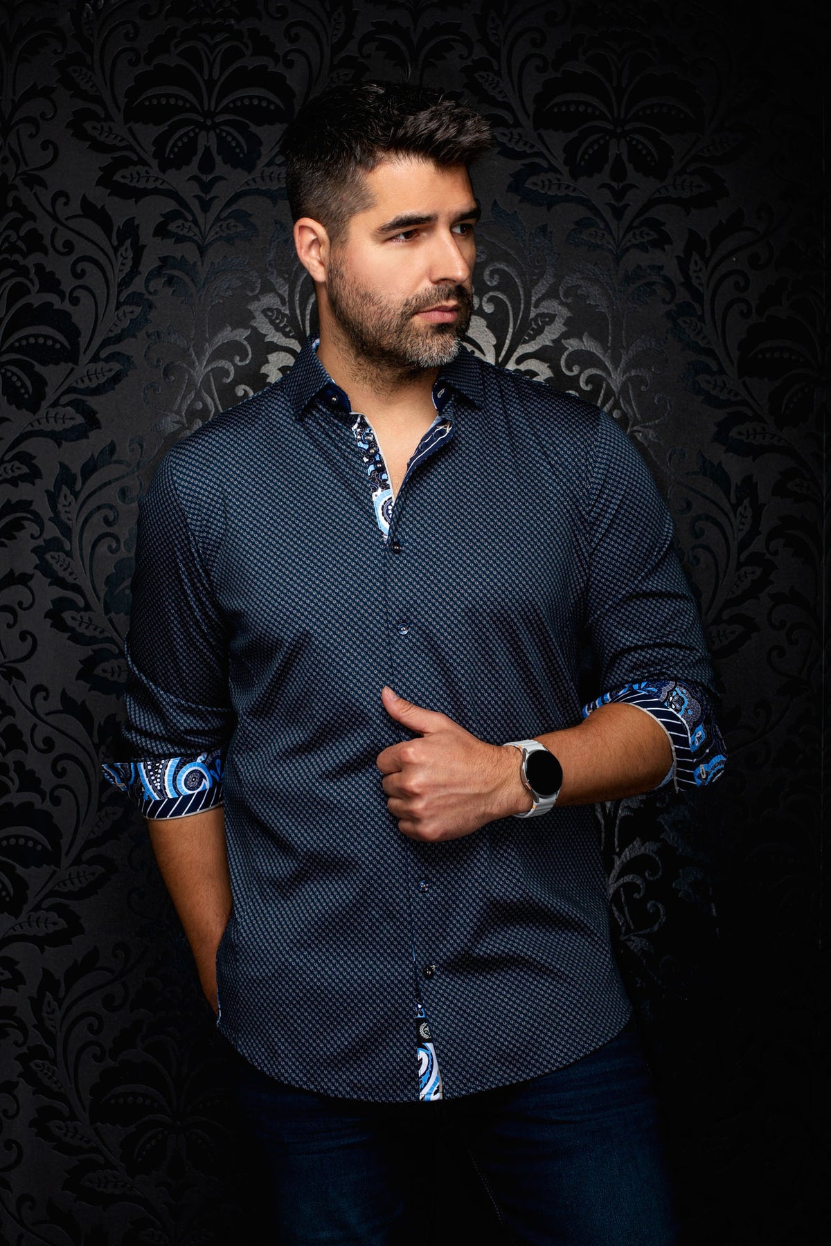 Sur mannequin de face, la chemise boutonnée bleu marine à motif, poignets roulés pour homme par Au Noir