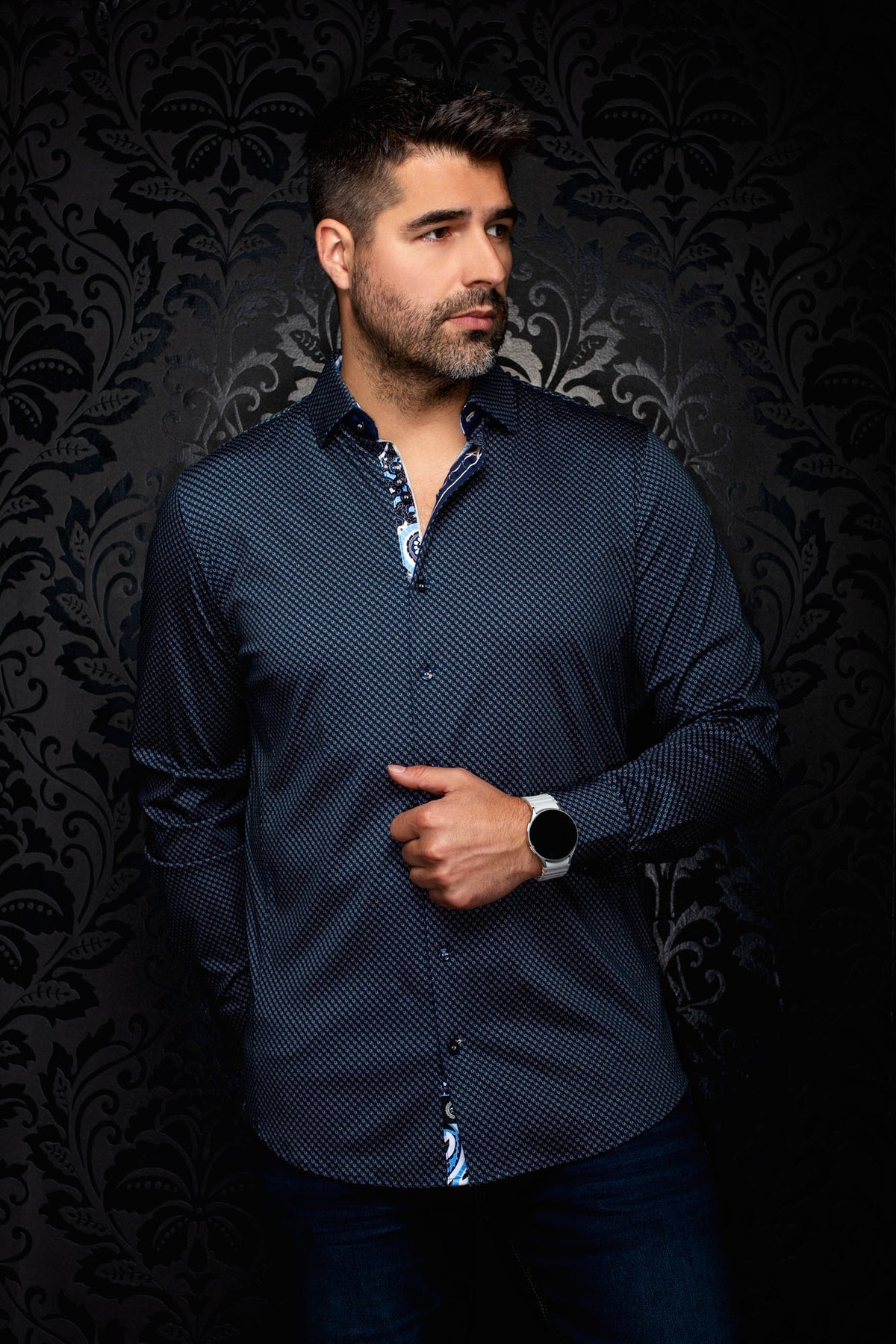 Sur mannequin de face, la chemise boutonnée bleu marine à micromotif avec col pointu pour homme par Au Noir