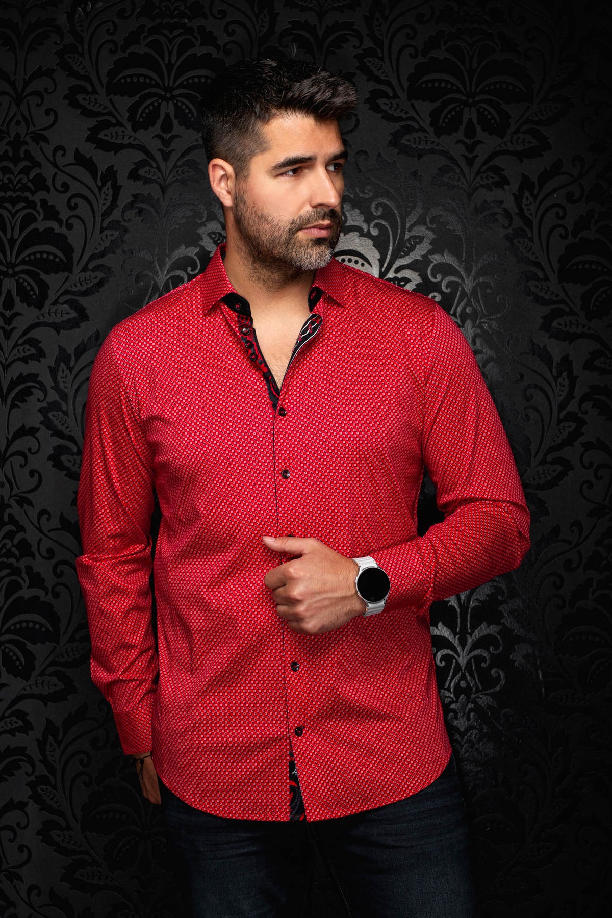 Sur mannequin de face, la chemise rouge à micro motif géométrique avec manches longues pour homme par Au Noir