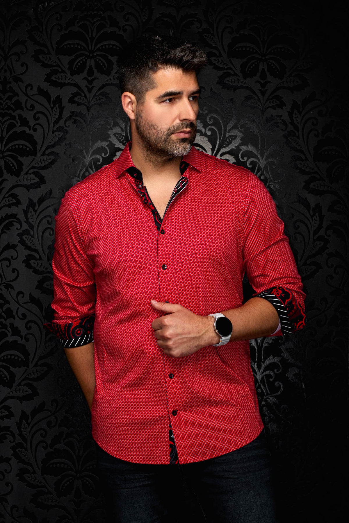 Sur mannequin de face, la chemise rouge à motif géométrique, manches roulées pour homme par Au Noir