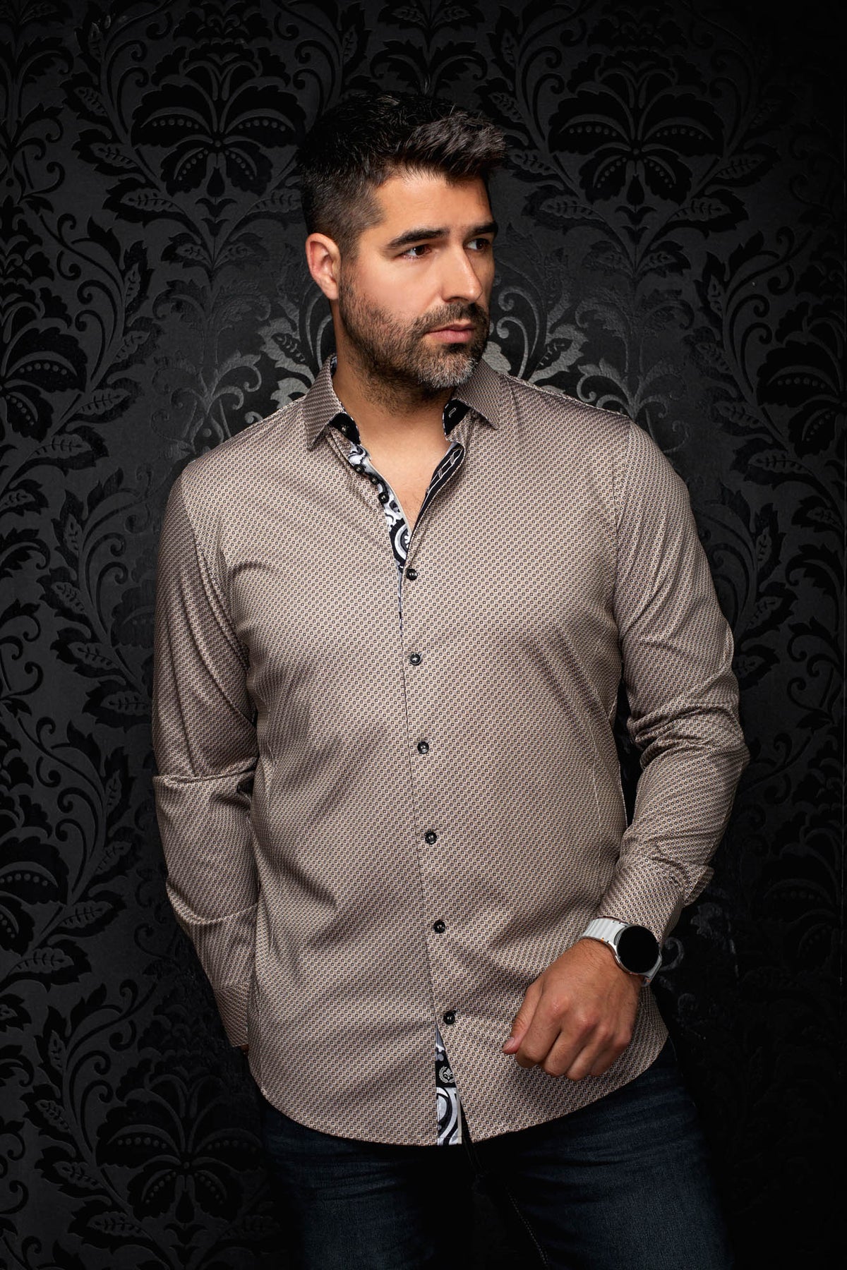 Sur mannequin de face, la chemise beige pour homme par Au Noir