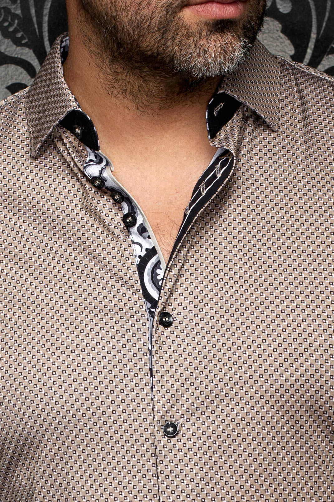 Gros plan du col de chemise beige à motif, blanc, patte intérieure noir et boutons noirs pour homme par Au Noir