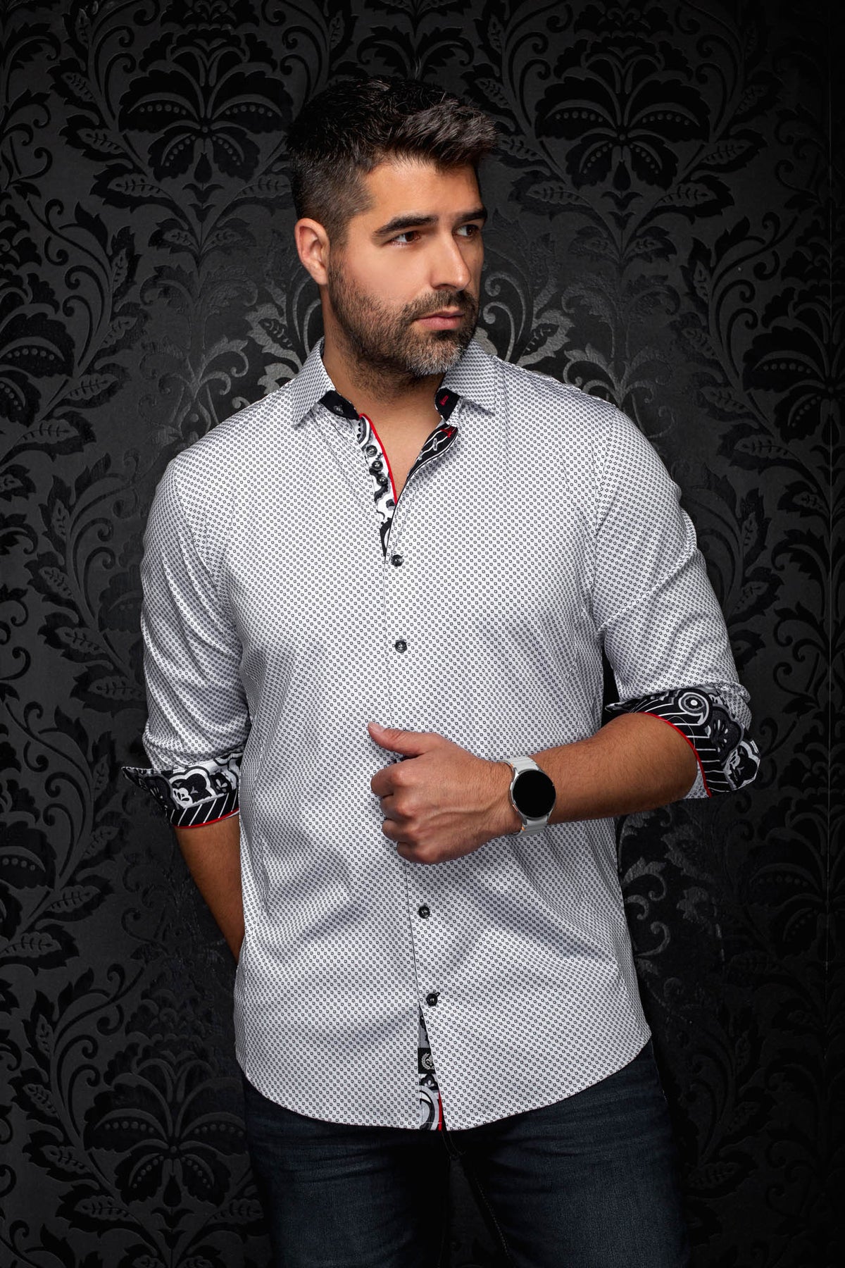 Sur mannequin de face, la chemise blanche boutonnée à micro motif noir, col contrastant pour homme par Au Noir