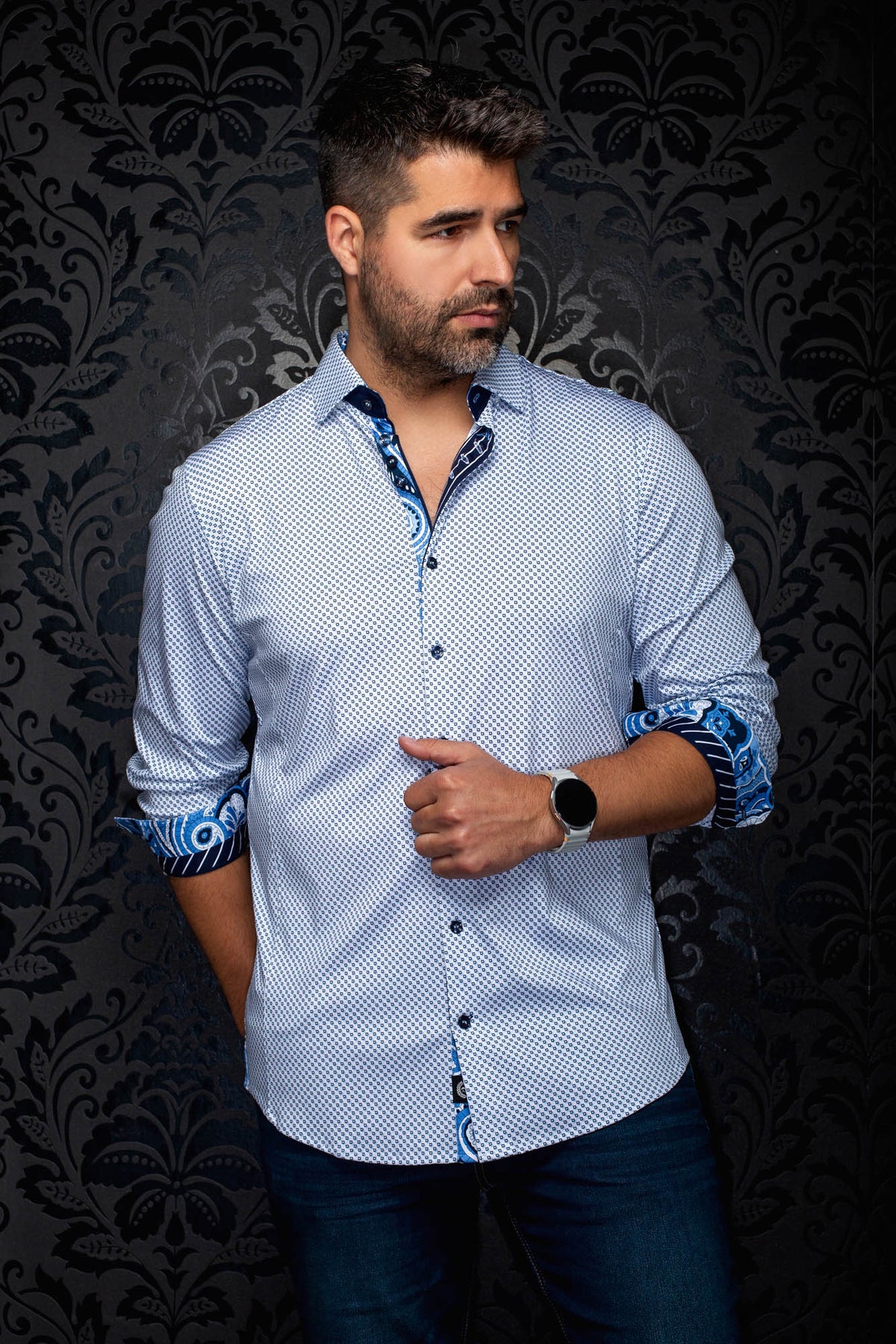 Vue de face d'une chemise blanche à motif avec poignets roulés contrastants à motif paisley pour homme par Au Noir