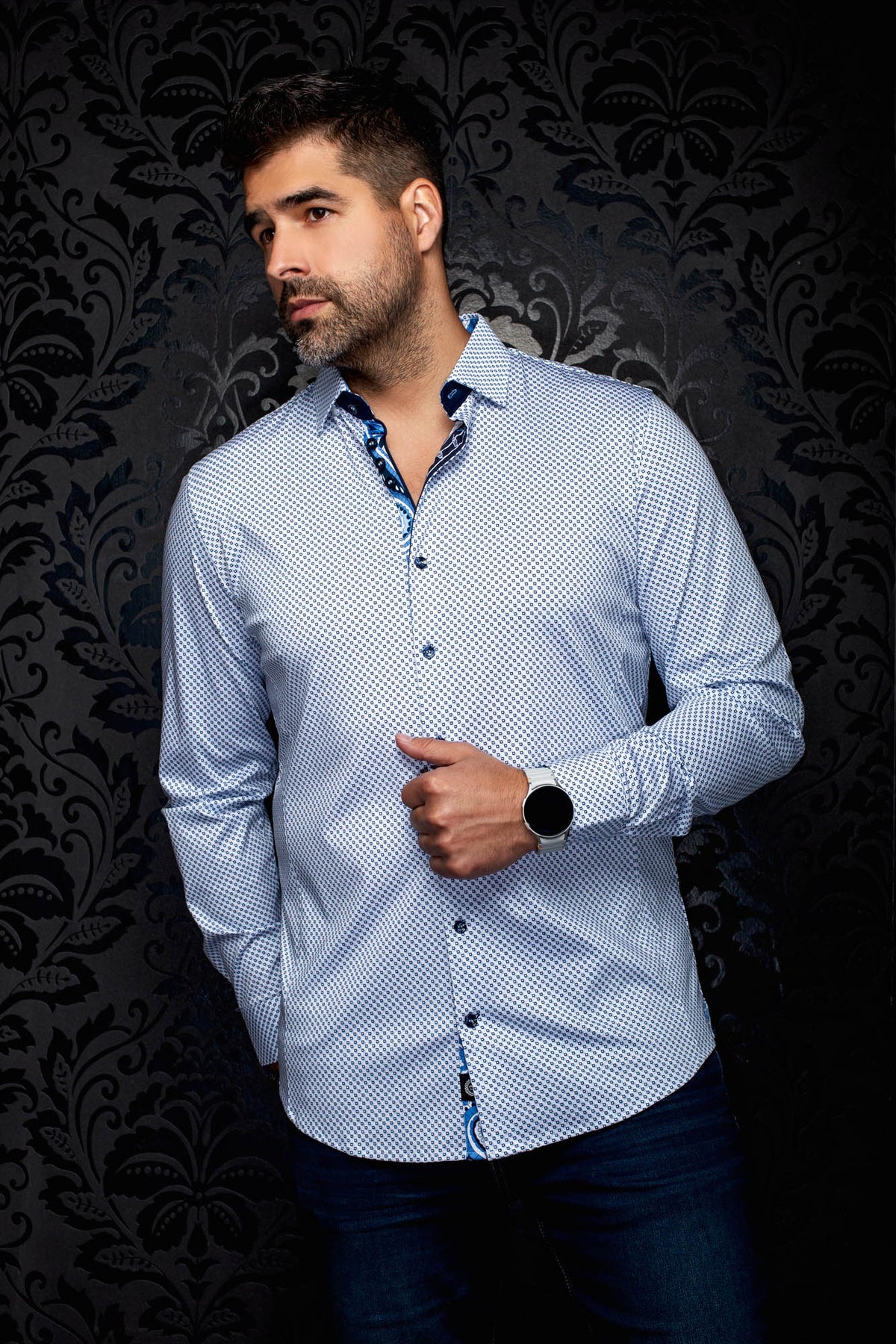 Vue avant inclinée d'une chemise blanche à motif avec boutons foncés et garniture marine au col pour homme par Au Noir