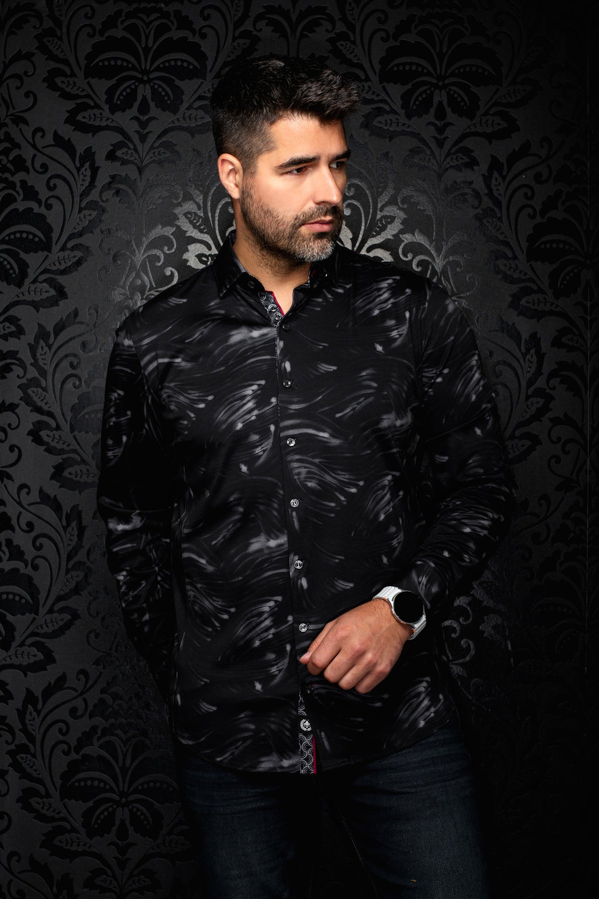 Chemise boutonnée noire à motif gris et patte contrastante à motif pour homme par Au Noir, vue de face