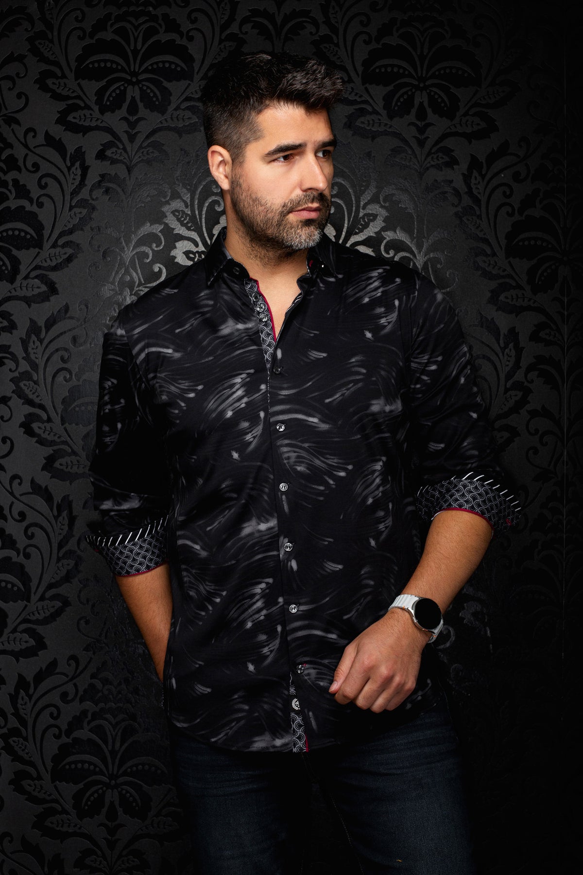 Sur mannequin de face, la chemise boutonnée noire à motif de coups de pinceau gris pour homme par Au Noir