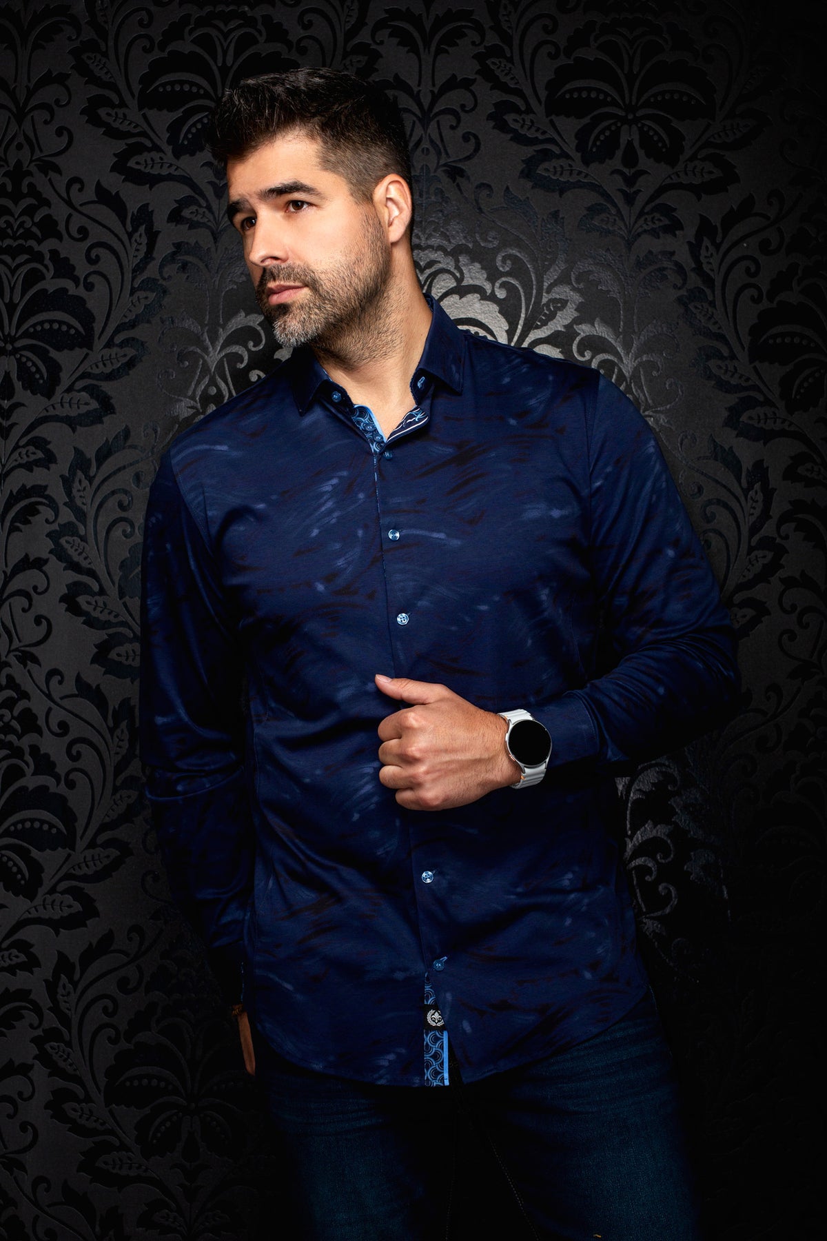 Chemise marine à manches longues, vue de face avec patte bleue à motif et motif ton sur ton pour homme par Au Noir