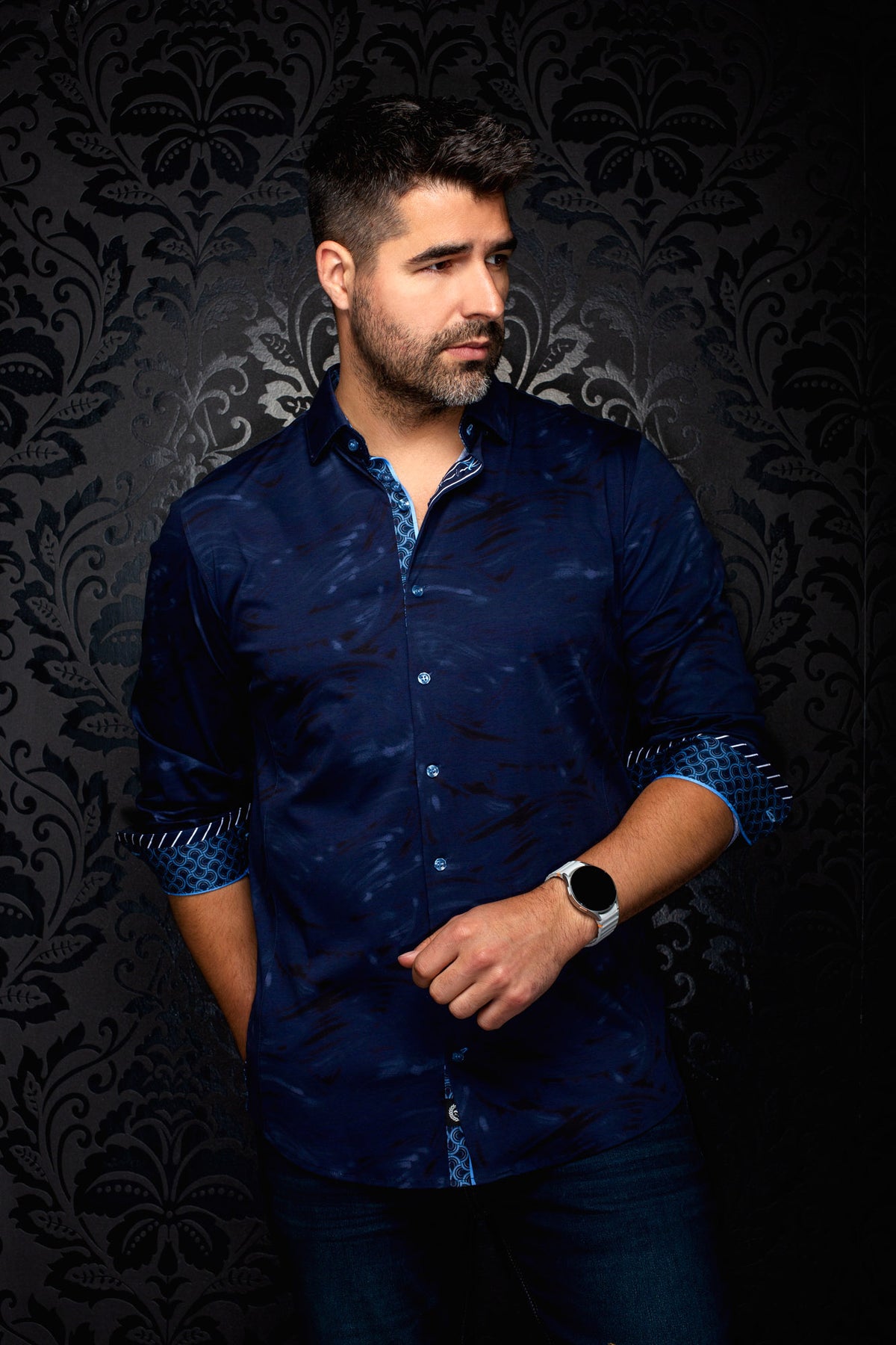 Chemise marine à manches longues, vue de face avec garniture bleue à motif et poignets roulés pour homme par Au Noir