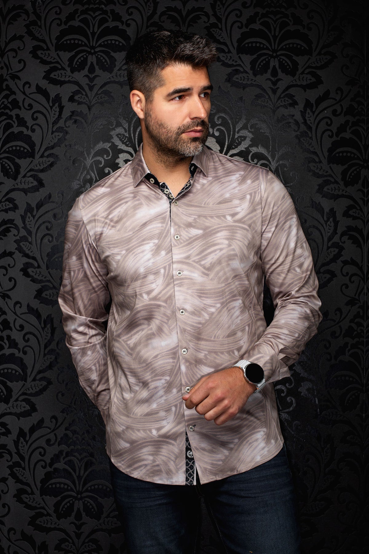Vue de face d’une chemise boutonnée beige à motif abstrait avec patte intérieure noire pour homme par Au Noir