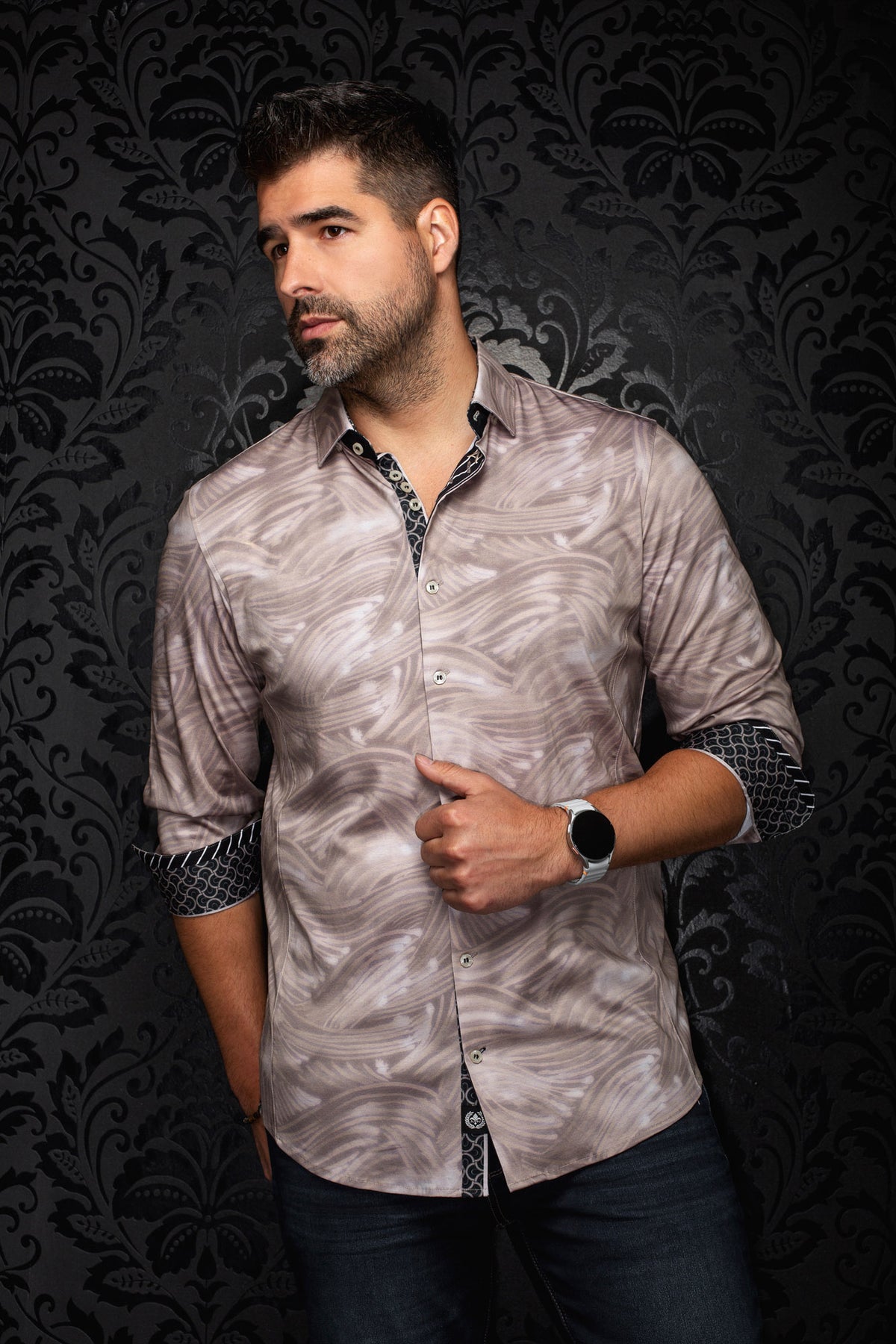 Vue de cote, vue de biais d’une chemise boutonnée beige à motif pour homme par Au Noir