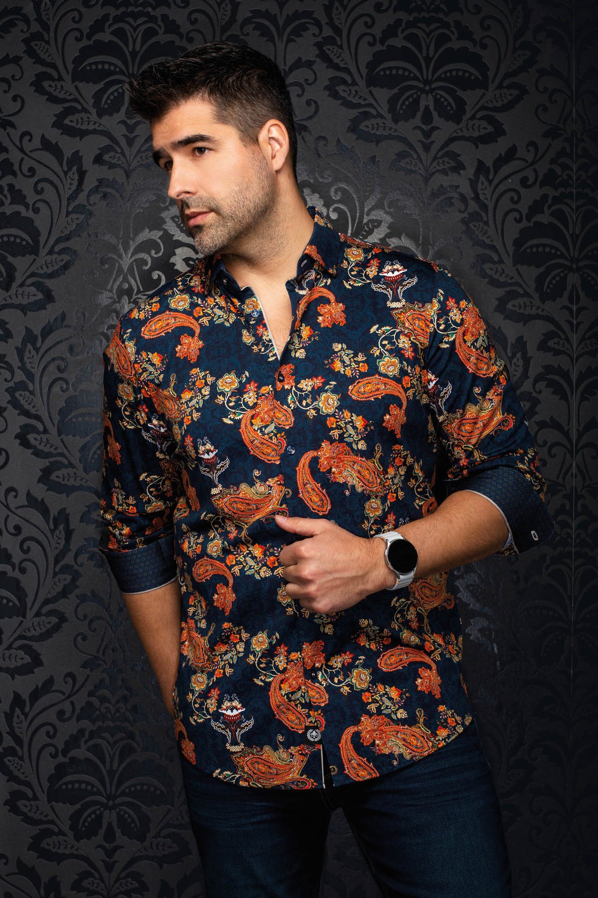 Chemise bleu marine boutonnée à motif cachemire orange avec manches roulées pour homme par Au Noir, vue de face