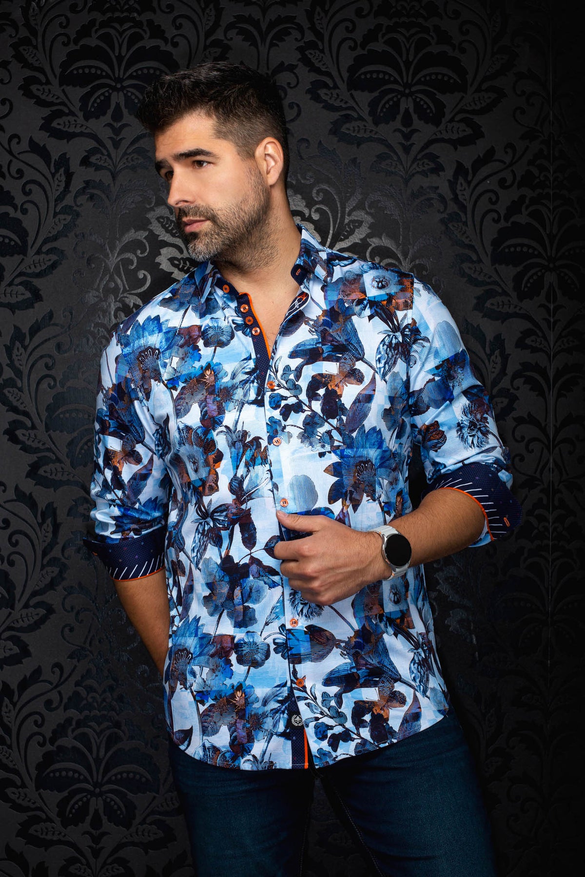 Vue avant sur mannequin d’une chemise bleue pâle fleurie à boutons orange et poignets roulés pour homme par Au Noir