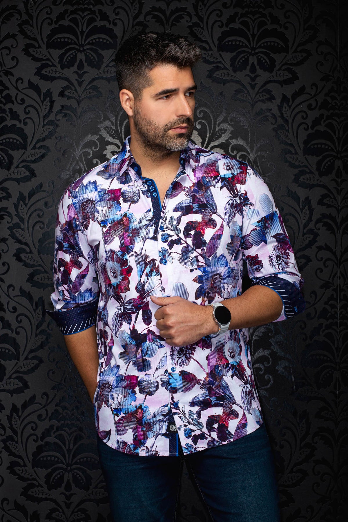 Vue de face d’une chemise boutonnée rose pâle à fleurs avec poignets marine retournés pour homme par Au Noir