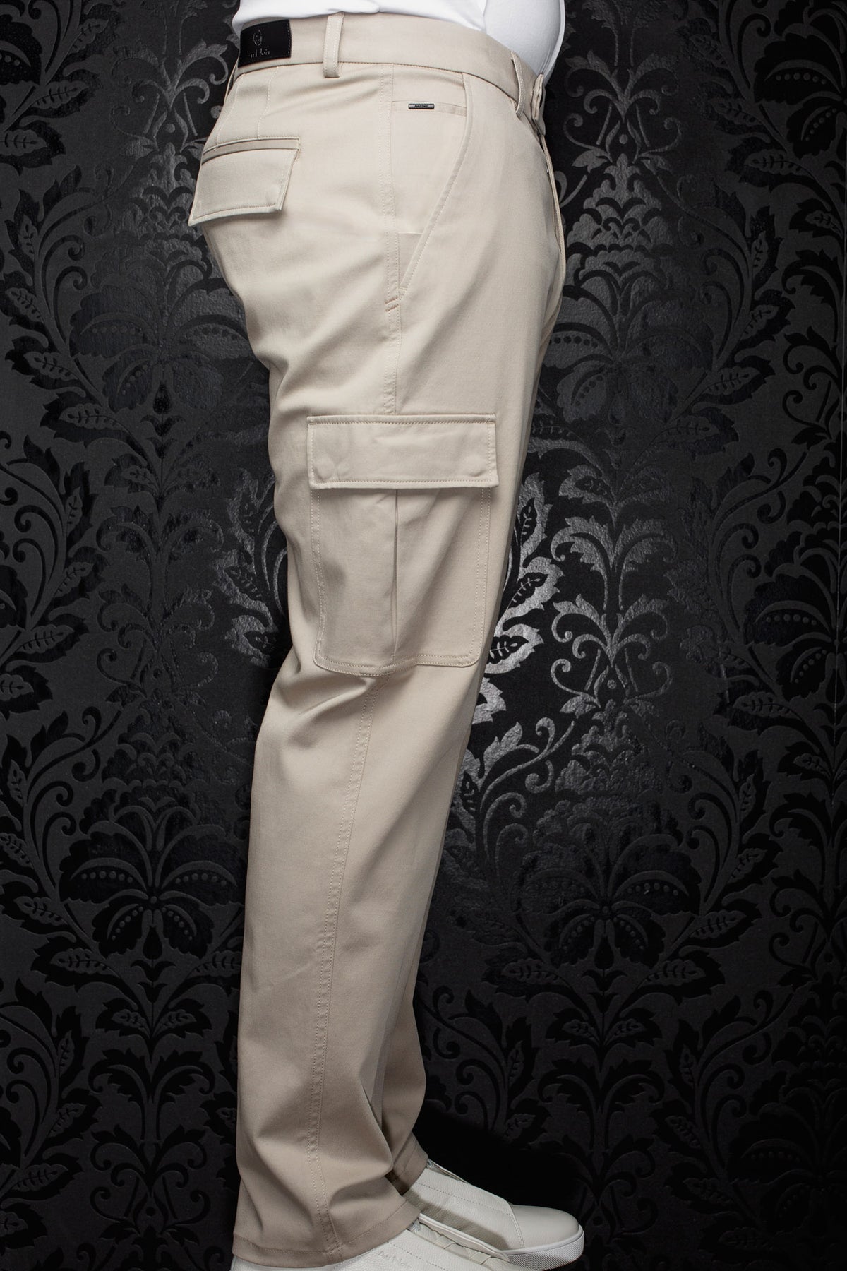 Pantalon cargo beige vu de côté avec jambe droite, passants et poches à rabat pour homme par Au Noir