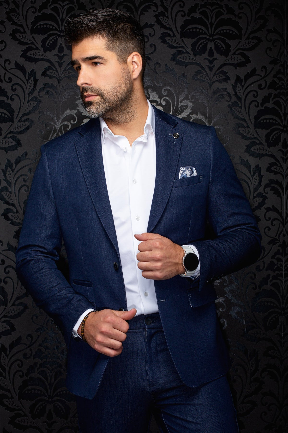 Veston bleu marine sur mannequin, vue avant de biais avec poches à rabat, pochette et revers crantés pour homme par Au Noir
