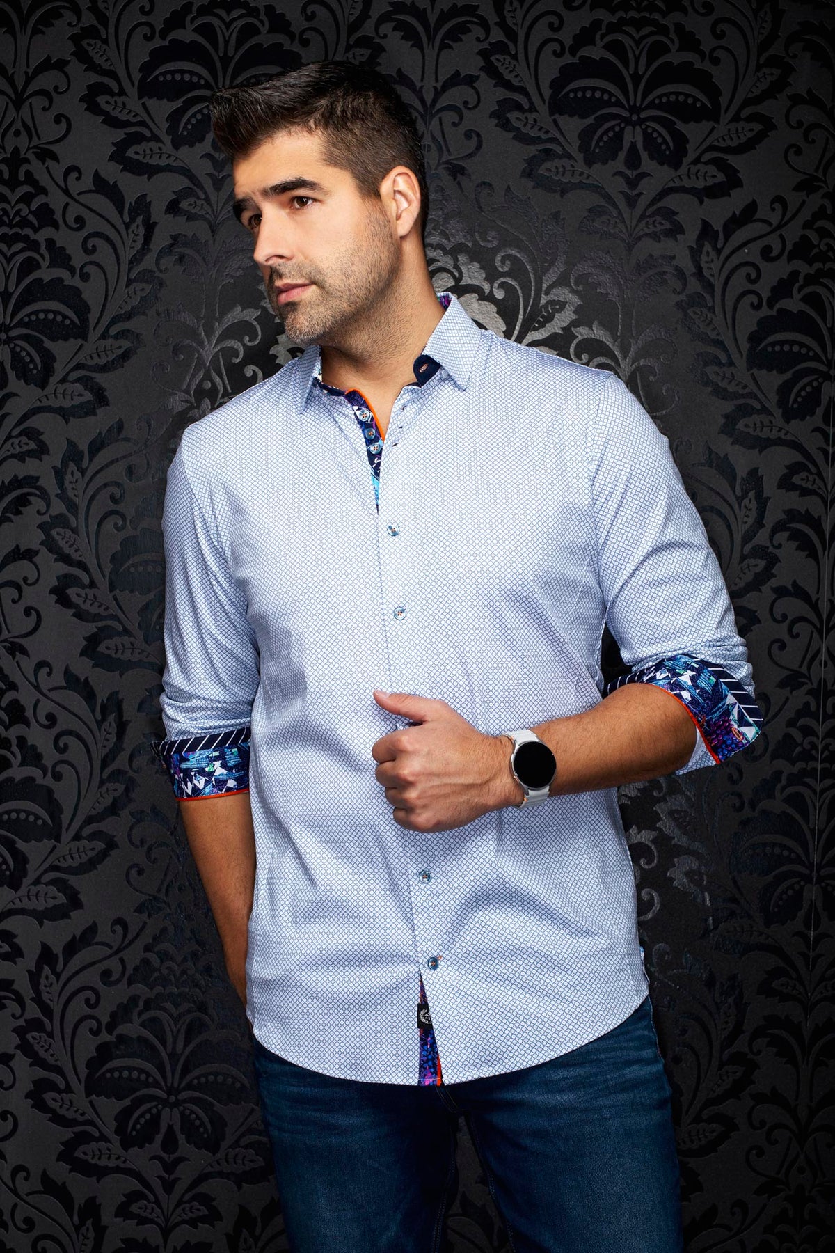 Vue de face, chemise boutonnée blanche à micro cercles bleus et poignets multicolores roulés pour homme par Au Noir