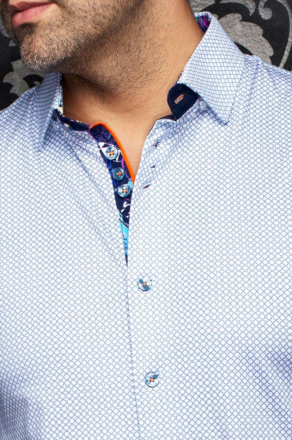 Vue rapprochée d'une chemise blanche à cercles bleus, boutons, passepoil orange et patte contrastante pour homme par Au Noir