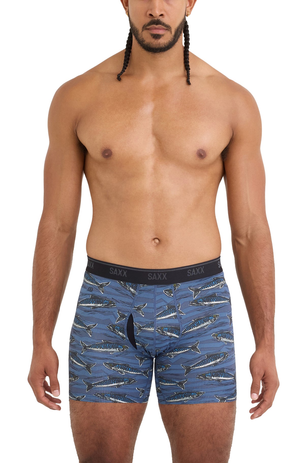 Vue avant sur modèle du sous-vêtement bleu à poissons avec ceinture noire à logo et poche profilée pour homme par Saxx